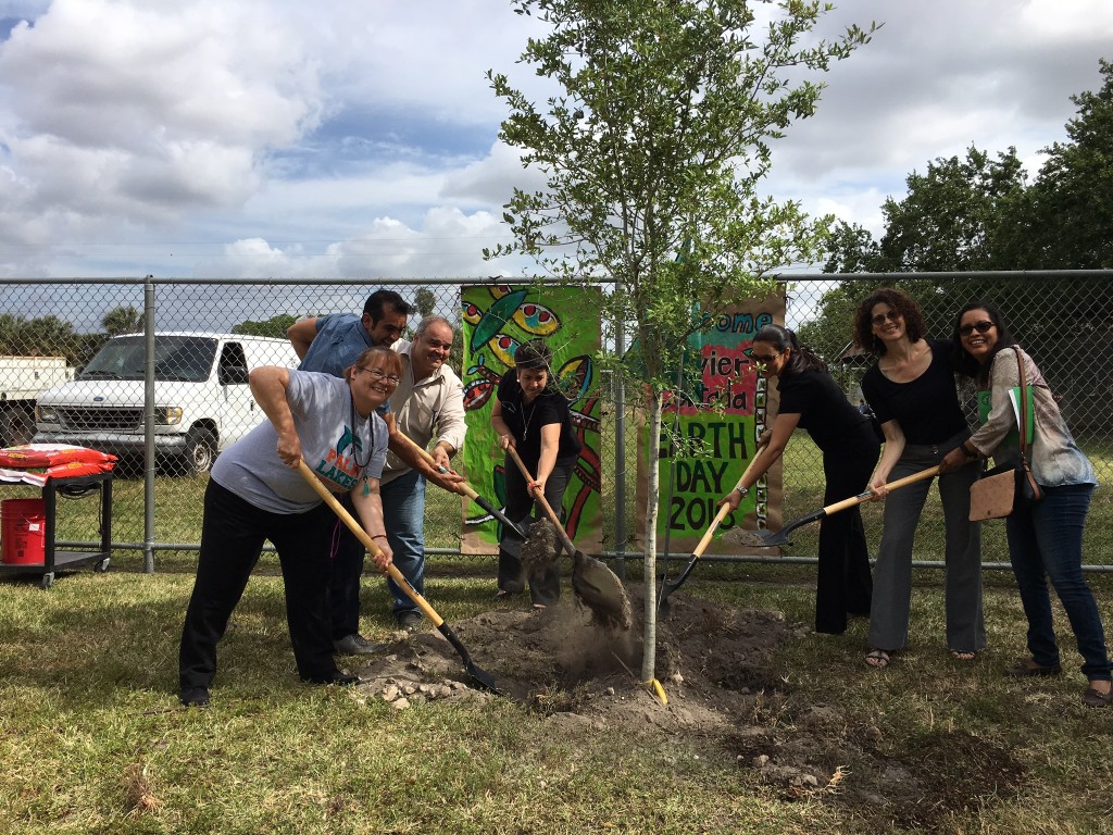 MUVE director Fernando Bretos (2nd from left) planting trees with staff members at Palm Lakes Elementary School in Hialeah. 